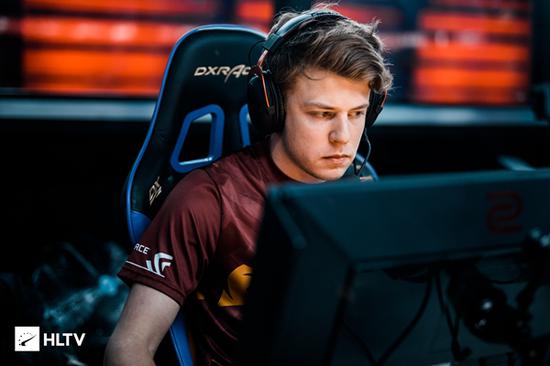 rookie ：第一把决策不太好；和老队友打的话正常交流