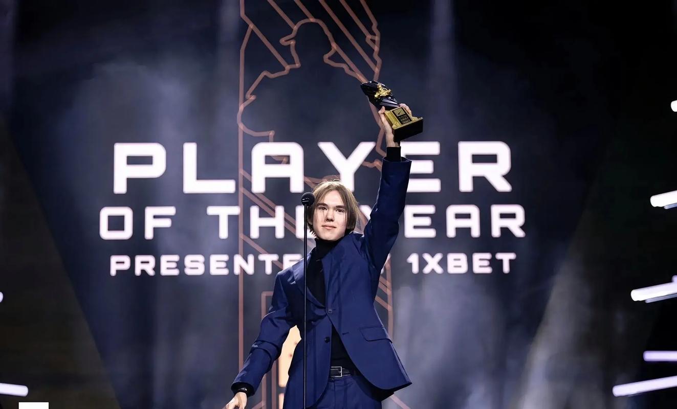 2025LPL夏季賽今日賽事海報：D組關鍵之戰，誰將登峰問鼎？